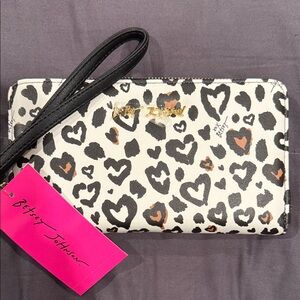Betsey Johnson | 🐆 White Leopard Heart Wristlet